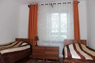 Отели типа «постель и завтрак» Sweet House Guest house Каракол Двухместный номер с 2 отдельными кроватями-5