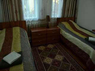 Отели типа «постель и завтрак» Sweet House Guest house Каракол Двухместный номер с 2 отдельными кроватями-6