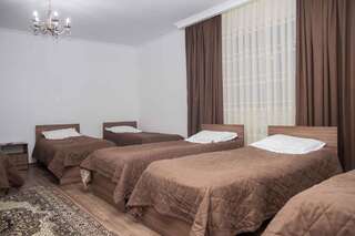 Отели типа «постель и завтрак» Sweet House Guest house Каракол Общий шестиместный номер для мужчин и женщин-1
